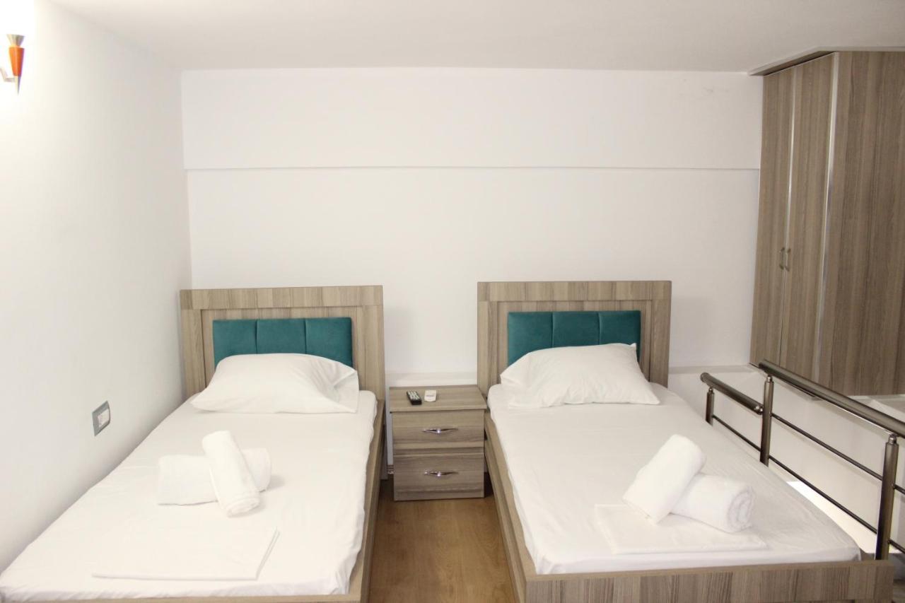 Bebi Hotel And Apartments Sarandë Buitenkant foto