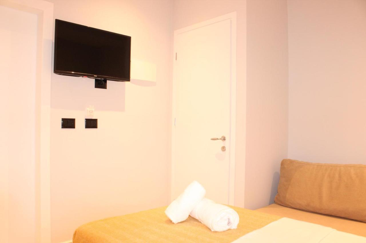 Bebi Hotel And Apartments Sarandë Buitenkant foto