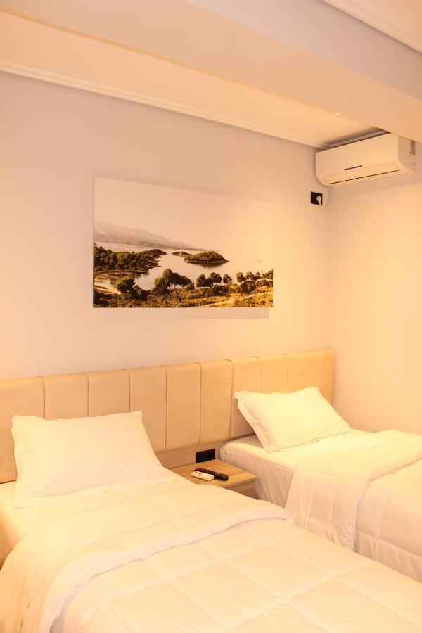 Bebi Hotel And Apartments Sarandë Buitenkant foto