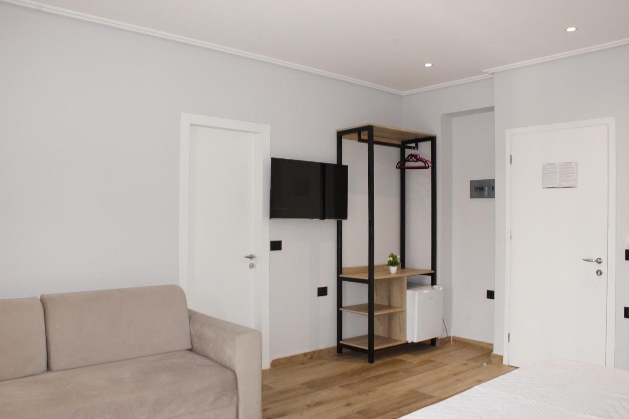 Bebi Hotel And Apartments Sarandë Buitenkant foto
