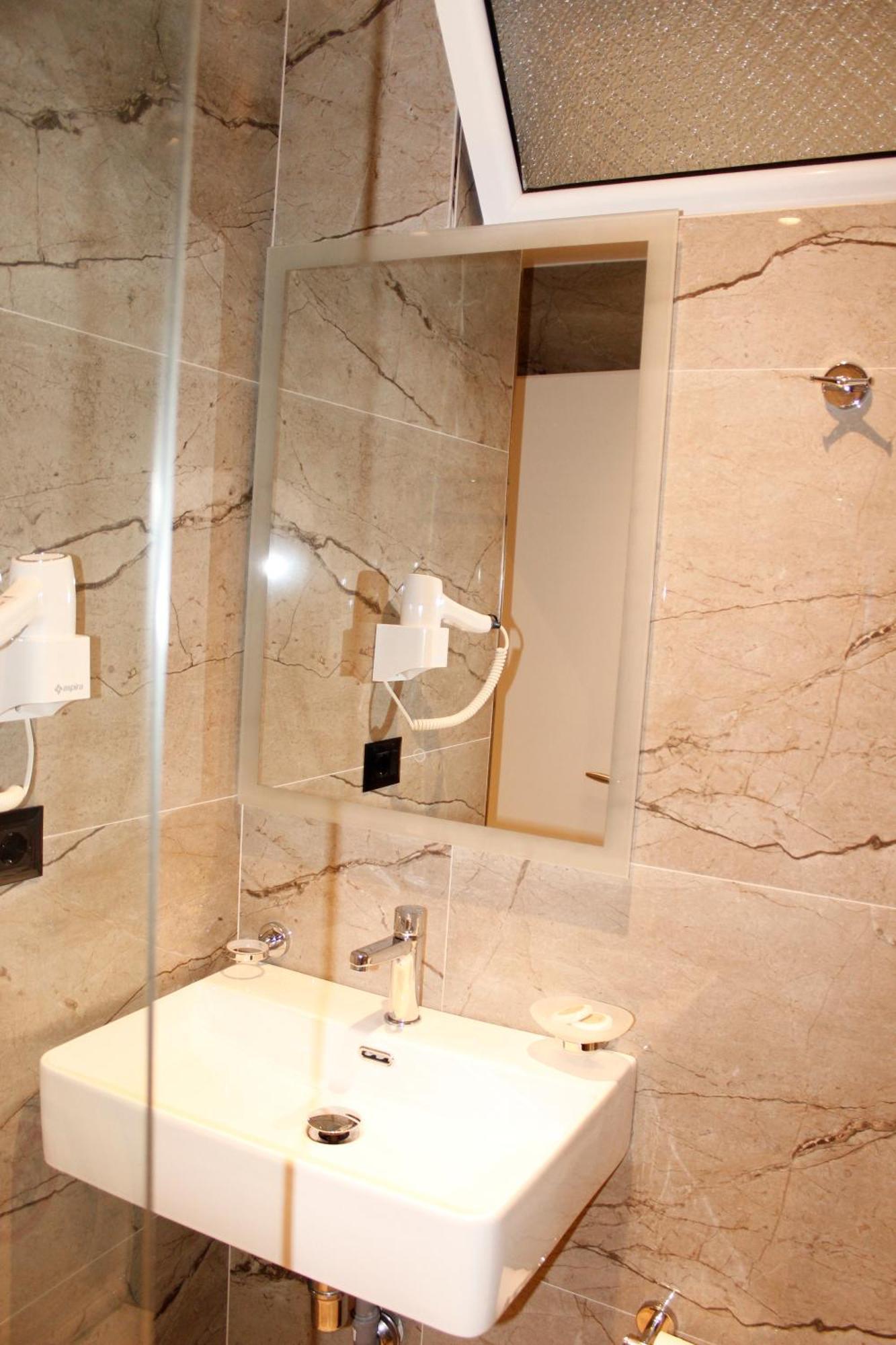 Bebi Hotel And Apartments Sarandë Buitenkant foto