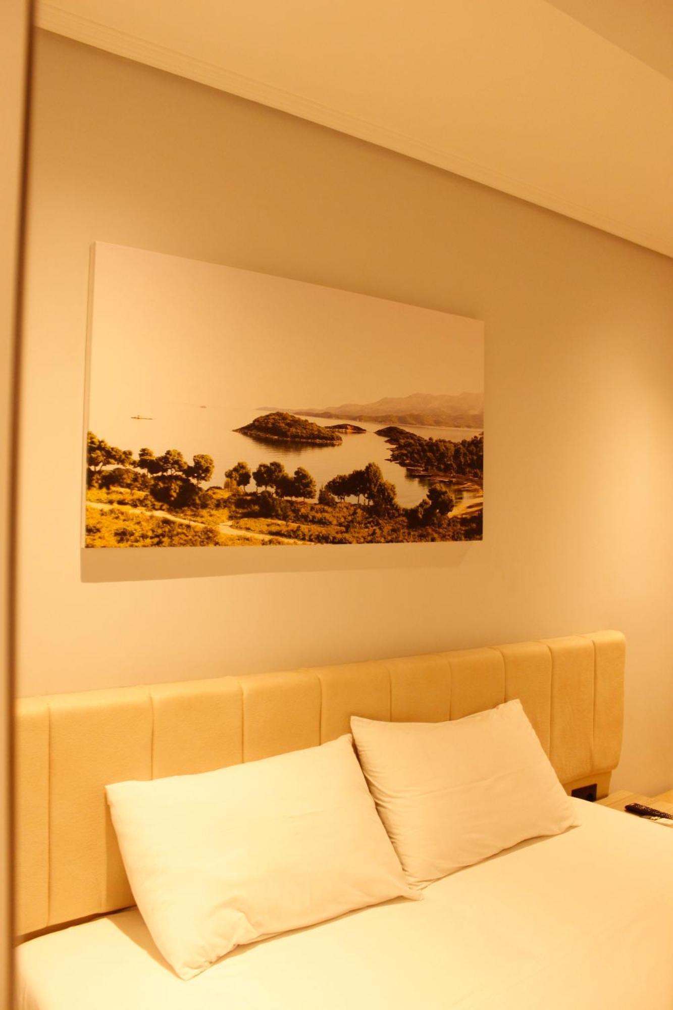 Bebi Hotel And Apartments Sarandë Buitenkant foto