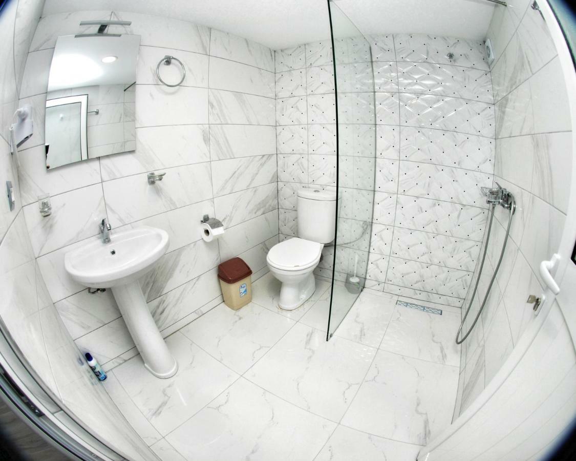 Bebi Hotel And Apartments Sarandë Buitenkant foto